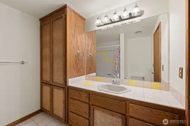Upstairs Full Bath.