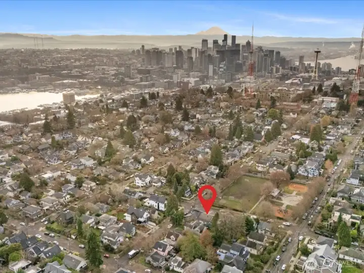 Under 2 mile drive to Hwy 99 or Seattle Center w/ major amenities. 2 miles to Interbay Golf Center.