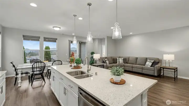 Open sightlines to the living and dining areas, as well as mountain views off the back patio