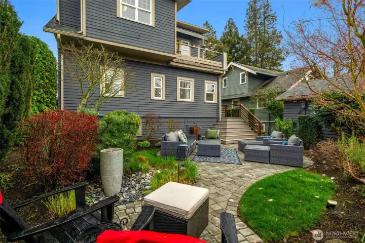 Peaceful backyard w fountain