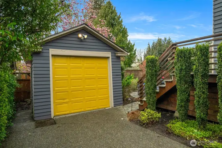 Detached garage w automatic door