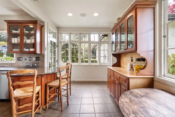 Casual dining at the countertop or nook.
