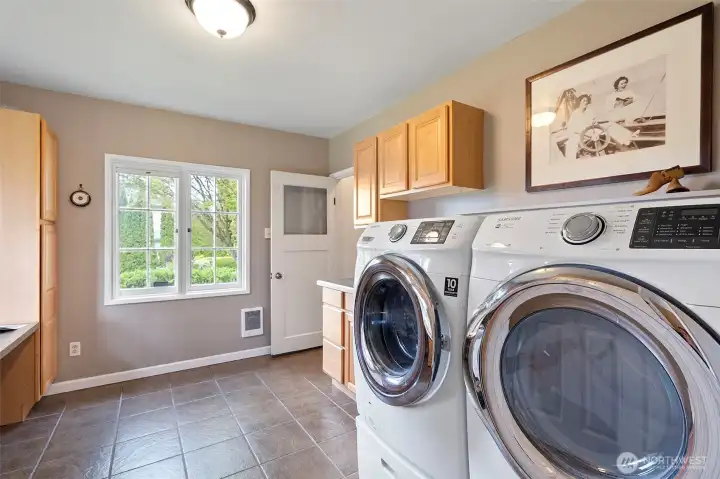 Who says laundry can’t be exciting? This space blends beauty, efficiency, and everyday practicality.