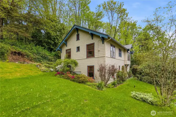 Beautifully Maintained Exterior