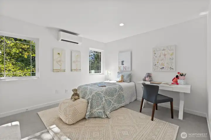The 3rd upper bedroom.