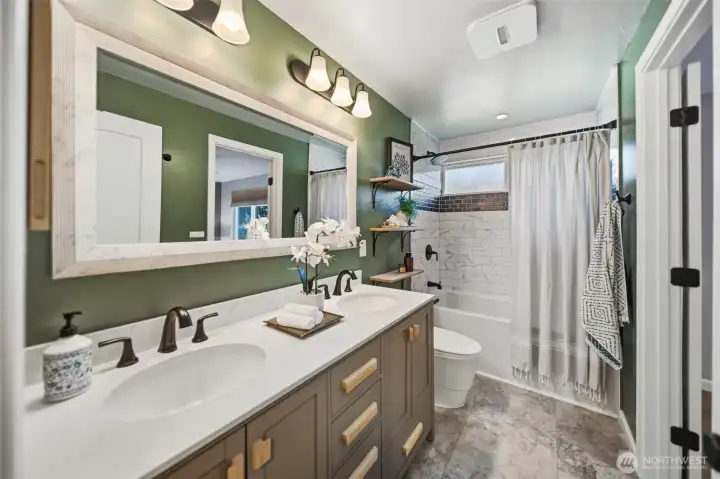 Full main bath with direct access from primary or hallway. Beautifully updated. Full main bath with direct access from primary or hallway. Beautifully updated.