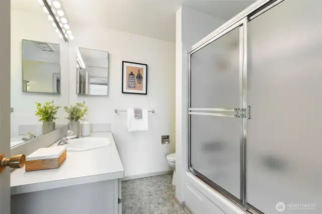 Hall full bathroom