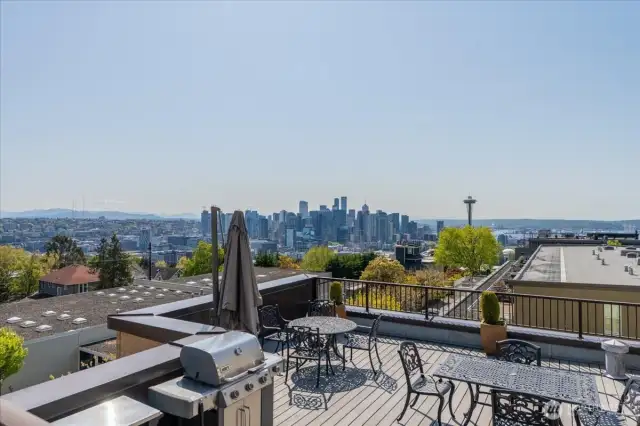 Generously Sized Community Rooftop with Unmatched Vistas of Lake Union, Seattle’s Skyline, and the Space Needle