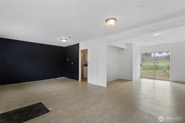 Large main level flex room on the 2nd side. Exterior doors in the front and back. Use as an office, bonus room or bedroom.