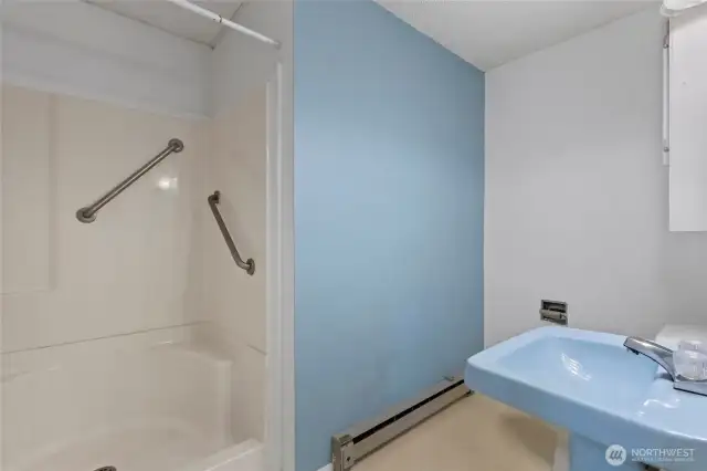 Upper level full bathroom