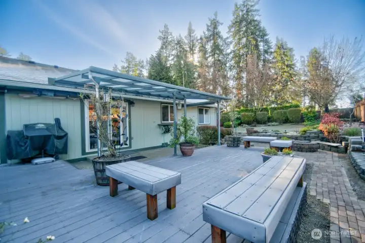 BACK DECK FULLY FENCED YARD