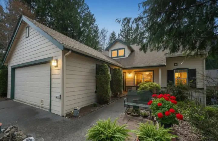 Welcome home! 15 Leighbrook home is situated nicely in Timberton Village and is ready for new owners.