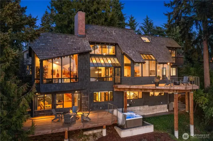 High Northwest Modern style with acres of windows to fully embrace the light and views High Northwest Modern style with acres of windows to fully embrace the light and views