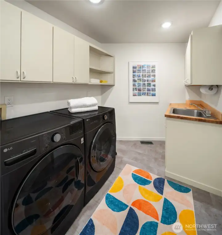 Separate laundry room. Separate laundry room.