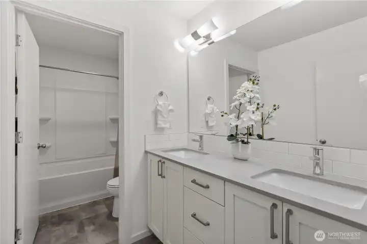 Upper level full bath, dual vanity