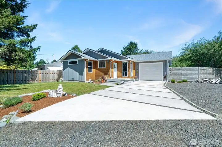 Gorgeous curb appeal!