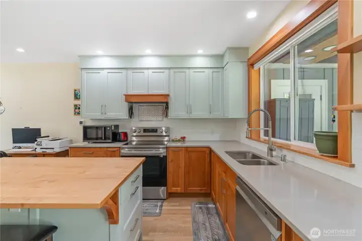 Such a beautiful kitchen with colored cabinets & tilework