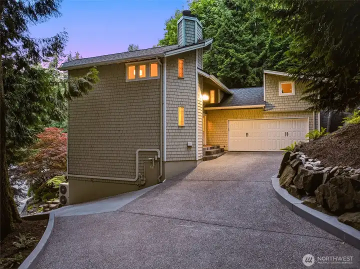 Just minutes from Houghton Beach Park, Lake Washington, downtown Kirkland, downtown Bellevue, premier shopping, dining, and easy access to SR-520.