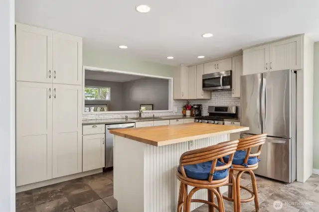 Updated kitchen, stainless steel appliances, all stay!