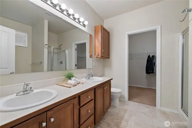 Primary bedroom en suite is a 5 piece.