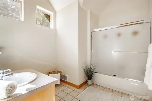 Lot's of room in this upper floor full bathroom