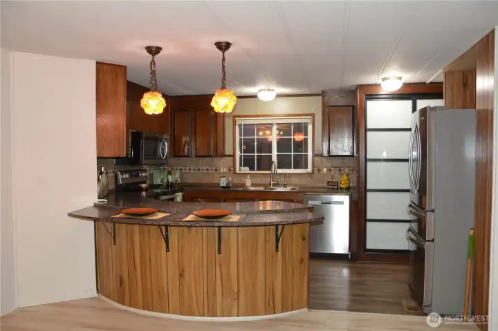 Kitchen w/newer appliances~
