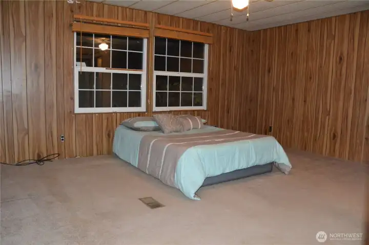 Nice sized primary bedroom~