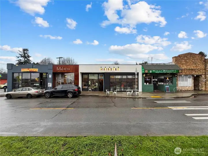 Right down the street from all that 65th offers - all within a short walk!