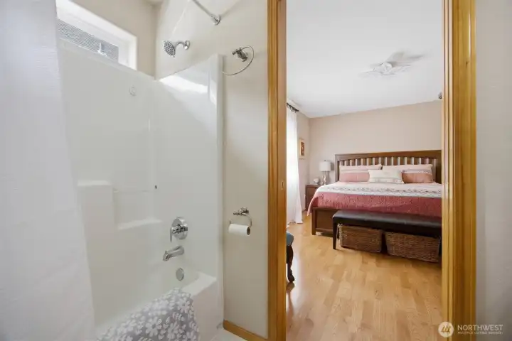 A view of the "like new" tub in the primary bathroom...everything in this condo is like brand new!