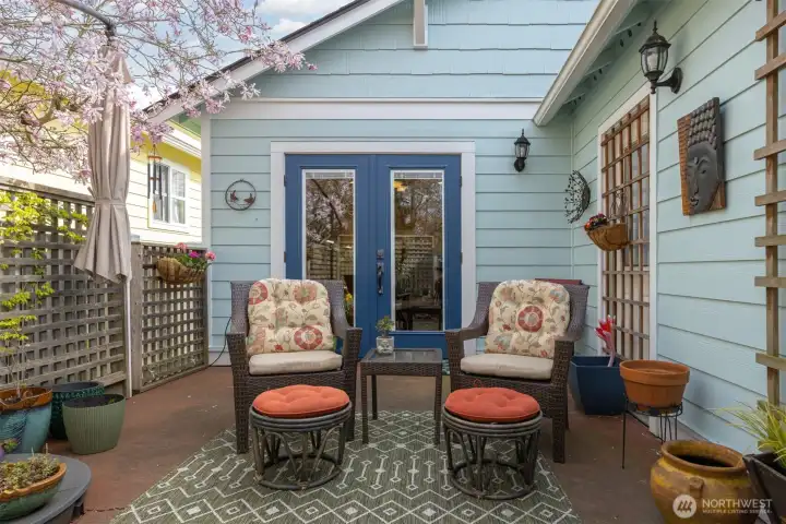 This fully enclosed patio is very private and tranquil...