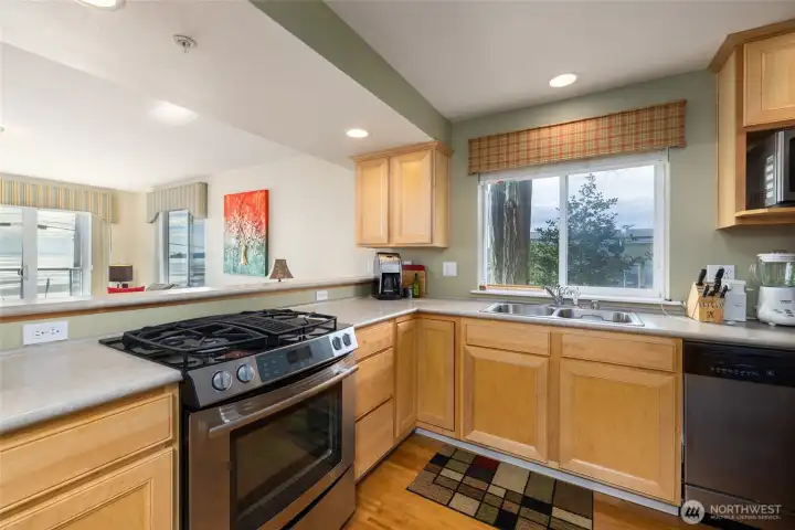 This kitchen offers plenty of counter and storage space.  Perfect for those summer weekends with friends and family.  Don't miss the Fourth of July at Birch Bay!