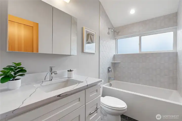 Full guest bath on the upper floor.