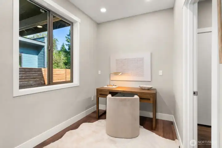 Bright nook right inside the entrance from the garage can be set up as an office space, reading nook, or more! Bright nook right inside the entrance from the garage can be set up as an office space, reading nook, or more!