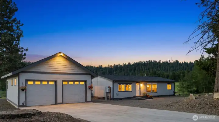 Welcome Home! Enjoy stunning sunsets from your back porch overlooking the golf course and the Ridgeline to the cascades! Welcome Home! Enjoy stunning sunsets from your back porch overlooking the golf course and the Ridgeline to the cascades!