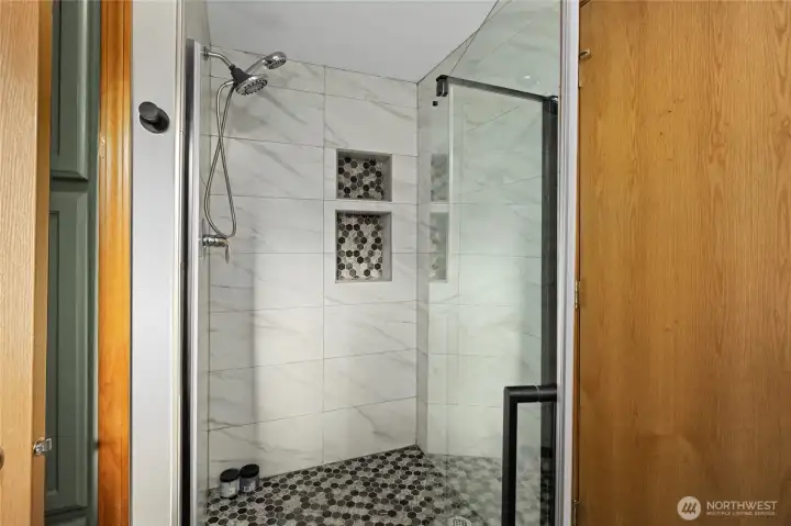 Upgraded to Glassdoor shower feature. Upgraded to Glassdoor shower feature.