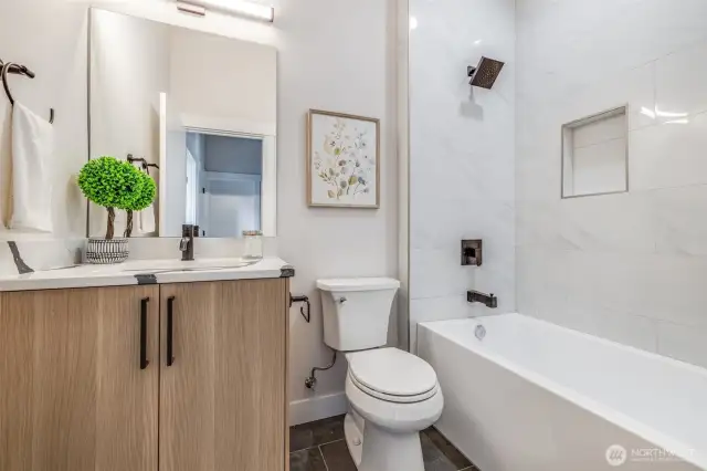Upstairs Full Bathroom