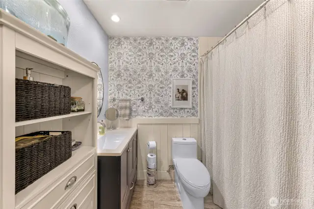 2nd bathroom with tub/shower