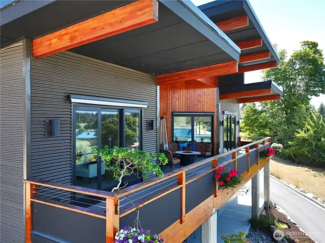 Expansive deck