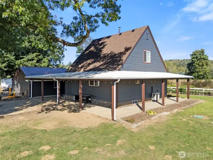 Brand new paint on this well kept home