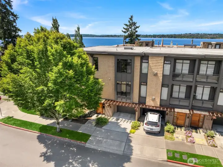 Beautiful Moss Bay townhome, end-unit, filled with luxury!