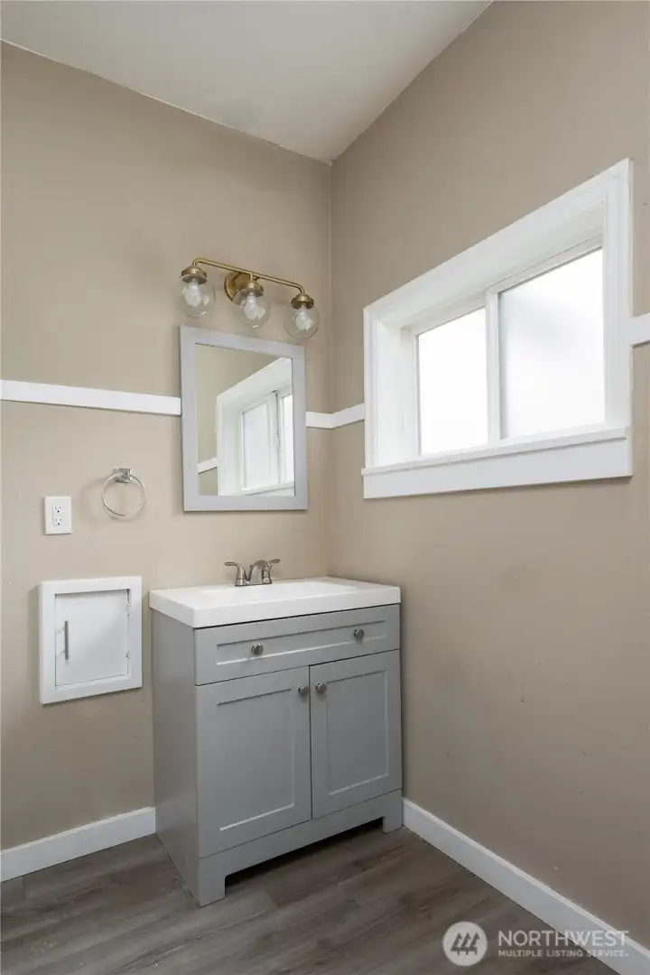 Main floor full guest bathroom.