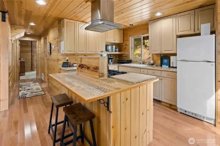 Elegant gas cooktop and regular sized refrigerator. This kitchen is better than the one at home!