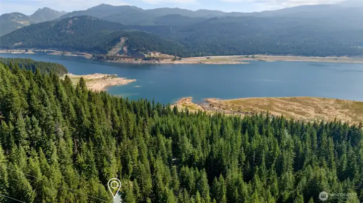 This darling cabin is only a 5 minute walk from the lake. You can enjoy fishing, water skiing or simply sitting by the shore next to this beautiful mountain lake Keechluse.