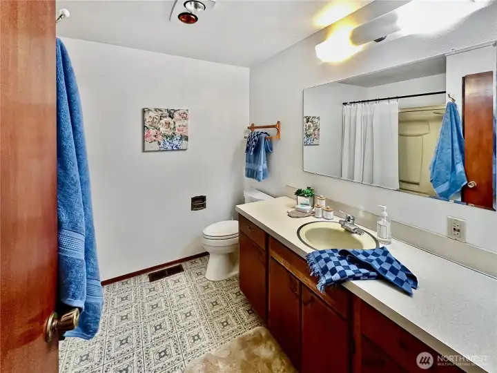 Hall full bath that is conveniently located close to both guest bedrooms.