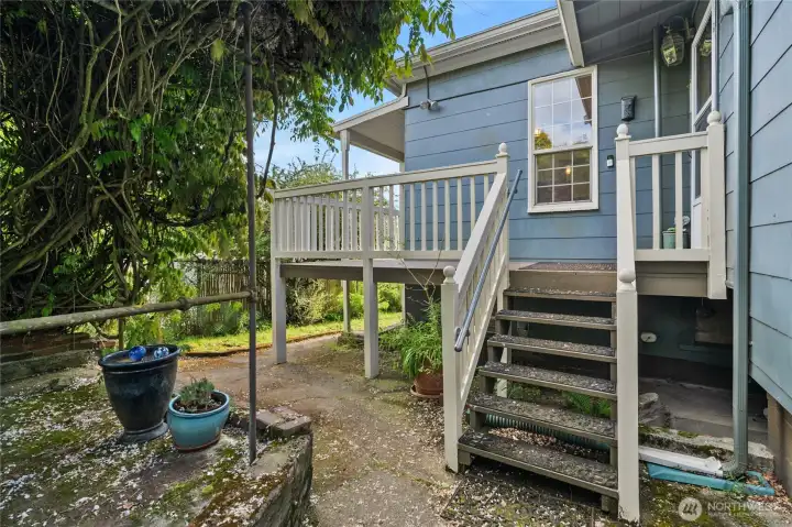 Because of the recent transit infrastructure and updated city zoning (such as Residential Small Lot zoning), the neighborhood has massive upside for equity growth and accessory dwelling unit (ADU) development.  Multi-generational living or potential additional rental income.