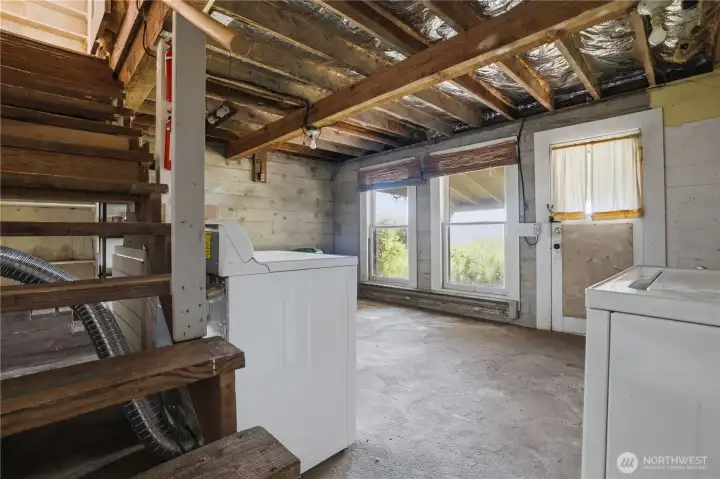 Basement with access to the backyard. Basement with access to the backyard.