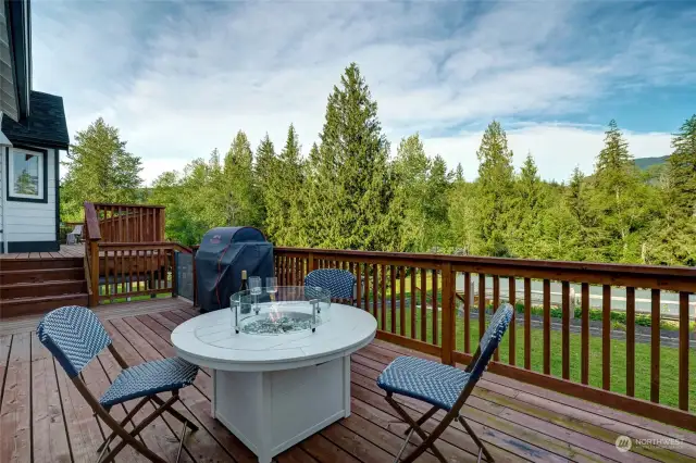 Enjoy morning coffee on your huge tiered deck - great for entertaining and soaking up the sunshine.
