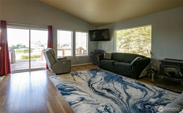Please note the pellet stove, which will keep you cozy warm in the winter.