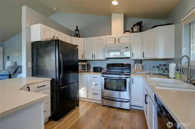 Easy to use kitchen. Appliances stay.