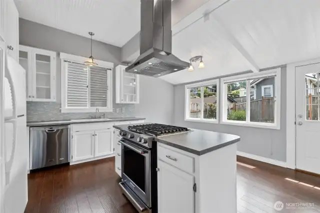 Kitchen has 5 Burner Gas Range